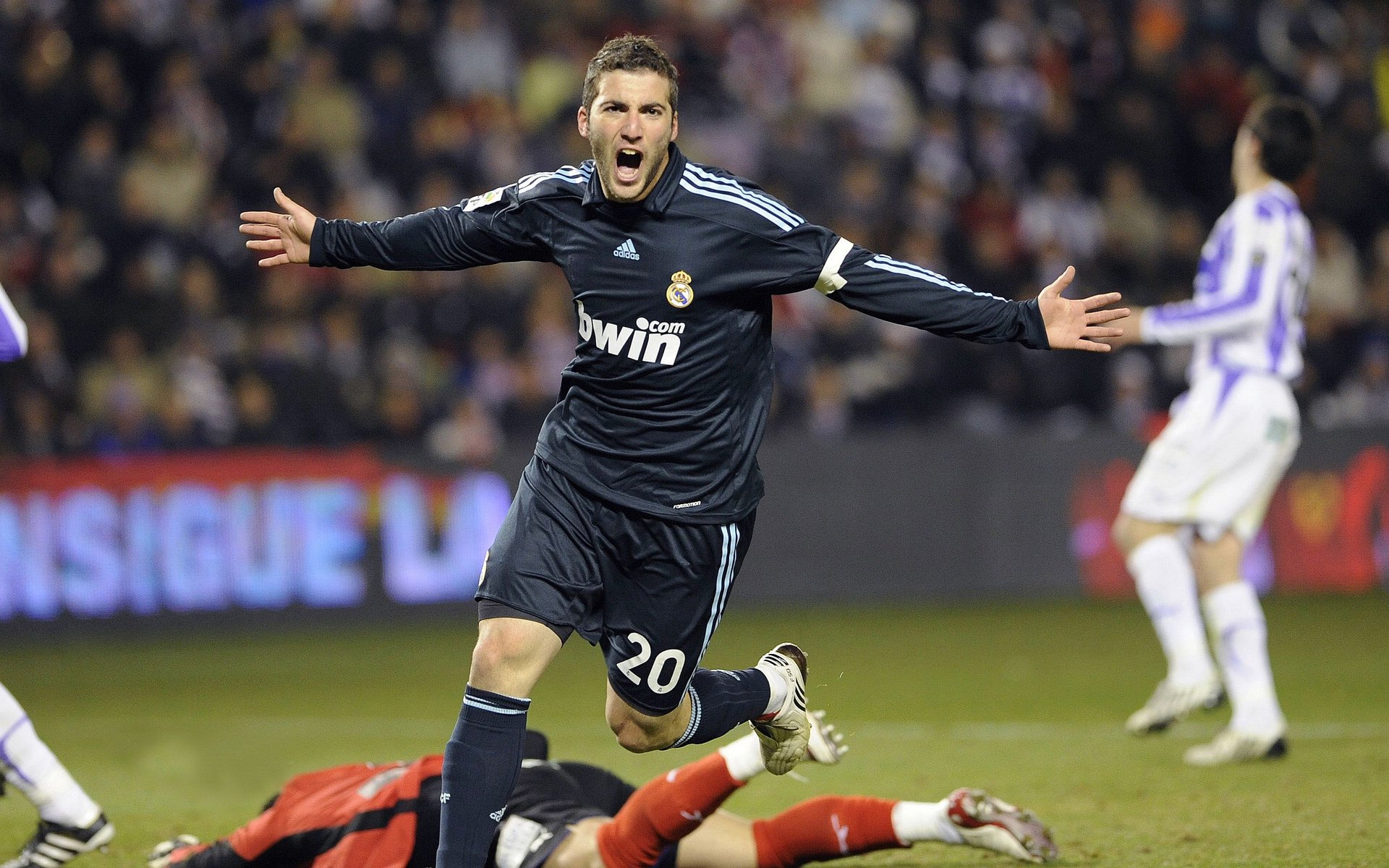 “腰旗美式橄榄球：东部新区赛场成全民热议的运动话题”